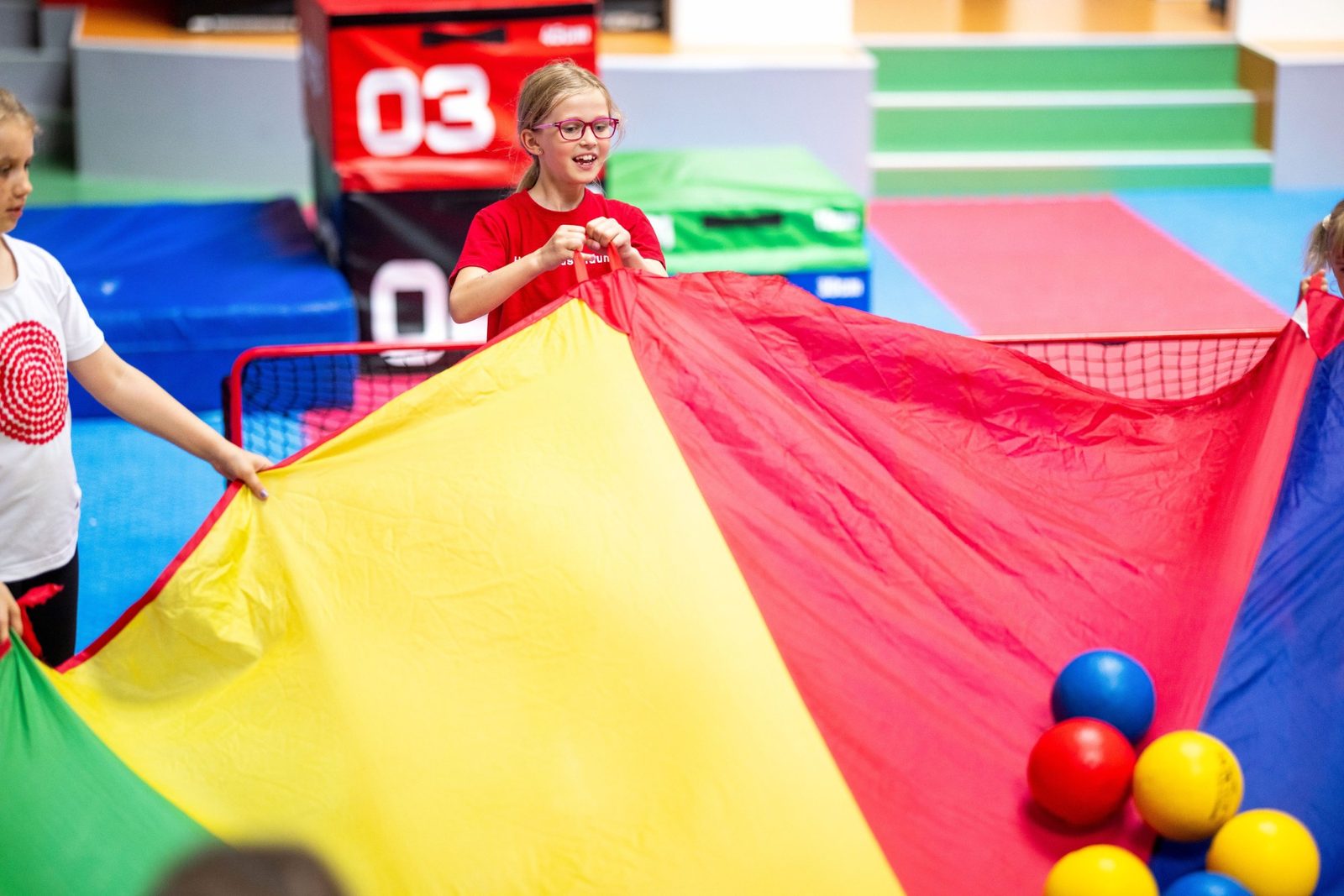 Kinder spielen gemeinsam mit dem Schwungtuch